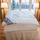 221106200200 Essential Quilt 1200 gr 200 x 200 Het Essential dekbed is super zacht en licht vanwege zijn luxeuse Bamboo tijk, maar toch voldoende warm door de super luchtige gesiliconiseerde vezel vulling.
Bamboo verkoelt bij hitte en verwarmt bij kou. De tijk neem 3-4x meer vocht op dan katoen en is antibacterieel en antistatisch.
Vanwege de gesiliconiseerde vezel makkelijk in onderhoud.

Doos 4 stuks

ijk: 50% Bamboo / viscose 
Vulling : 100 % Gesiliconiseerde polyester vezels 
 essential